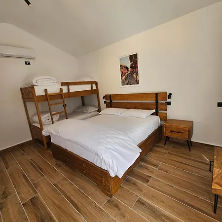 3 At Mali Lodge Krujë