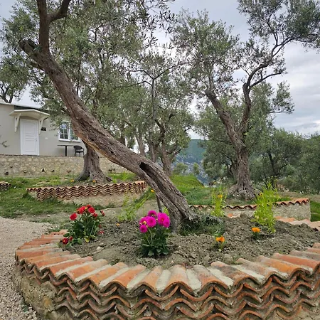 At Mali Camp With Pool Krujë